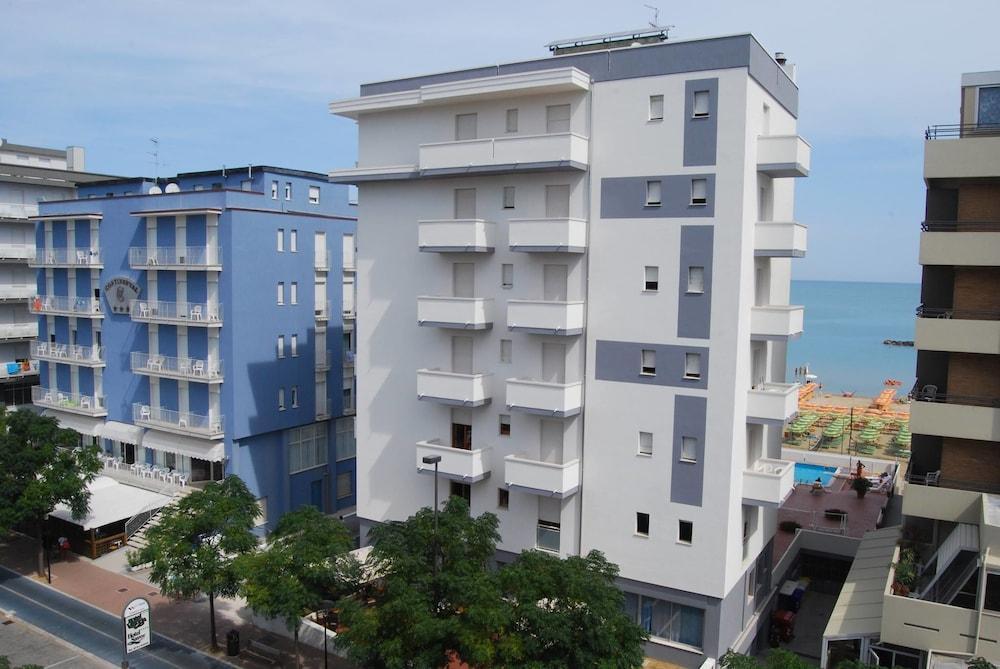 Hotel Embassy 페자로 외부 사진