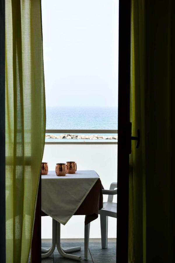 Hotel Embassy 페자로 외부 사진
